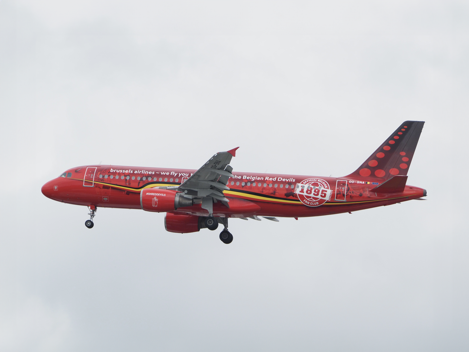 ブリュッセル航空 A320 トライデント 赤三色 タグ キーホルダー ブリュッセル航空 A320 トライデント 赤三色 タグ キーホルダー